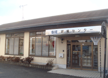 研修施設入口前